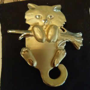 Large vintage hanging cat brooch, matte & shiny goldtone. Excellent condition